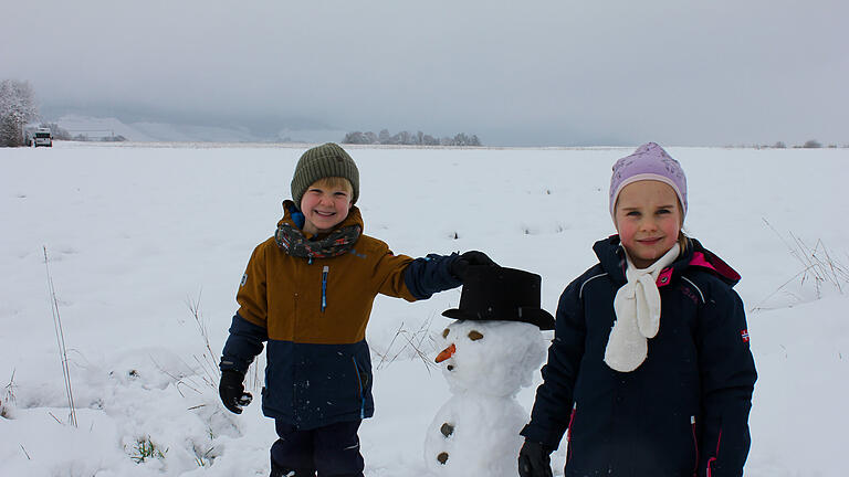 Der unerwartete Wintereinbruch sorgte bei den Kindern für viel Freude: Da die Schule im Landkreis Kitzingen ausgefallen ist, konnten stattdessen Schneemänner und Schneeburgen gebaut, sowie der Schlitten aus der Garage geholt werden.