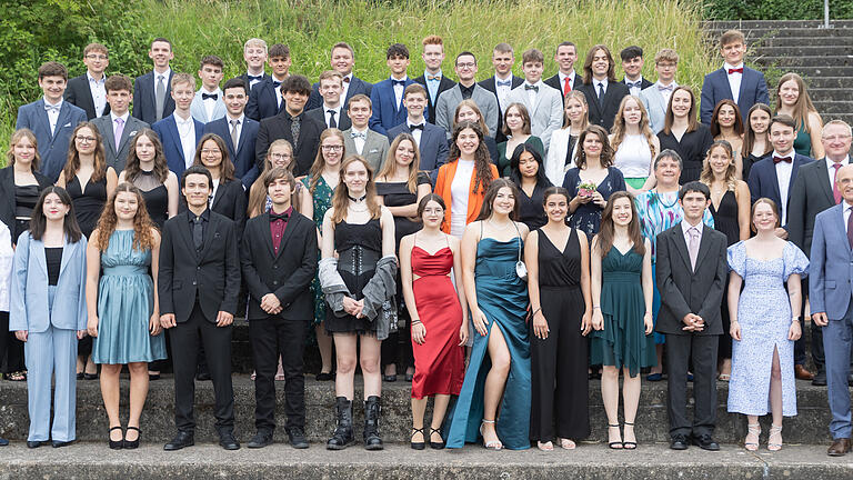 56 Abiturientinnen und Abiturienten wurden am Friedrich-Rückert-Gymnasium Ebern verabschiedet. Auch Landrat Wilhelm Schneider und Schulleiter Martin Pöhner (beide rechts) gratulierten. 56 Abiturientinnen und Abiturienten wurden am Friedrich-Rückert-Gymnasium Ebern verabschiedet. Auch Landrat Wilhelm Schneider und Schulleiter Martin Pöhner (beide rechts) gratulierten.