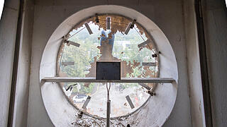 Rundgang mit Architekt Knab im Schlachthof Bad Kissingen       -  Bad Kissingen, Schlachthof, 03.08.2023, Rundgang mit Architekt Knab im Schlachthof Bad Kissingen. 

Einer der planenden Architekten macht mit uns einen Rundgang durch den Schlachthof (Gefrier-, Kühl-, Pökelraum), der im Innern wie eine Kathedrale wirkt. Oben von der Galerie aus konnten früher Kurgäste den Schlachtbetrieb verfolgen - gegen Eintritt, versteht sich. Zu sehen sind noch alte technische Anlagen, zum Beispiel eine Kühlanlage der Firma Linde, die offiziell nun Industriedenkmal werden soll.