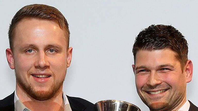 Top Event Fair Ist Mehr - Platz eins ging an Steffen Kaufmann (links) von der DJK Rimpar Wölfe. Ausgezeichnet wurde der Zweitliga-Handballer von seinem Trainer Matthias Obinger. Top Event Fair Ist Mehr - Platz eins ging an Steffen Kaufmann (links) von der DJK Rimpar Wölfe. Ausgezeichnet wurde der Zweitliga-Handballer von seinem Trainer Matthias Obinger.