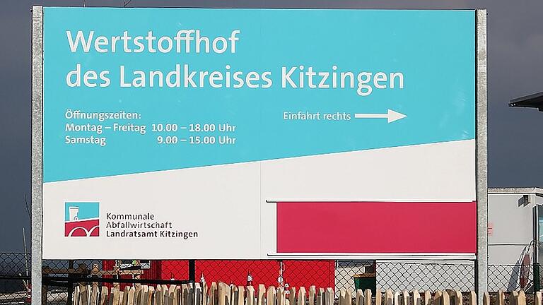 Eingangsschild des Wertstoffhofes des Landkreises Kitzingen.
