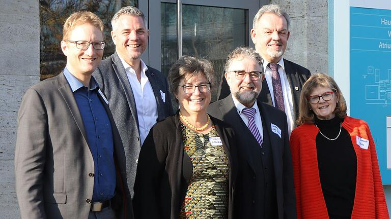 Mit dem gemeinsamen Engagement für eine zukunftsfähige Kirche und einer nachhaltigen Zusammenarbeit sehen die Verantwortlichen der Dekanate der kommenden Wahlperiode mit Zuversicht entgegen. Das Foto zeigt (von links) Dekan Max von Egidy (Uffenheim), Johannes Gerhäuser (Präsidium Bad Windsheim), Carola Markert (Präsidium Uffenheim), Dekan Jörg Dittmar (Bad Windsheim), Hermann Schuch (Präsidium Uffenheim) und Renate Kern (Präsidium Bad Windsheim).