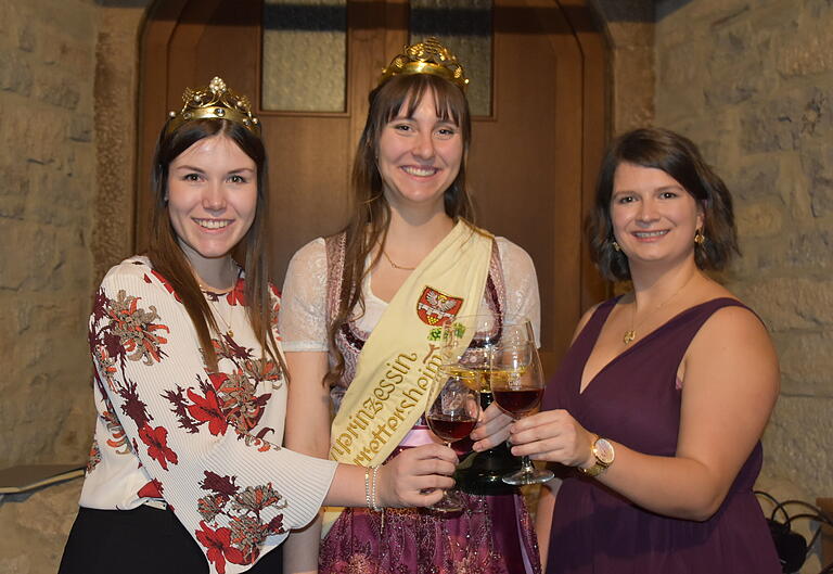 Eingerahmt von der Fränkischen Weinkönigin Carolin Meyer (links) und ihrer Vorgängerin Mareike (rechts), die neue Tauberrettersheimer Weinprinzessin „Annemarie I“. Eingerahmt von der Fränkischen Weinkönigin Carolin Meyer (links) und ihrer Vorgängerin Mareike (rechts), die neue Tauberrettersheimer Weinprinzessin „Annemarie I“.