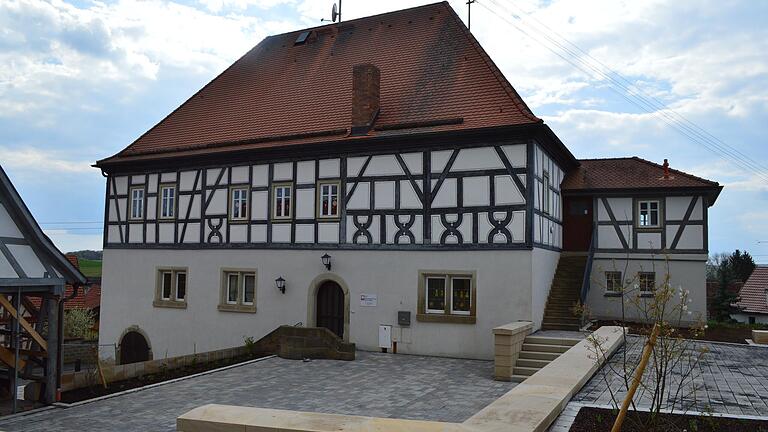 Der Schwarze Adler in Herbstadt, der im Besitz der Gemeinde ist. Seit 2015 musste die Traditionswirtschaft geschlossen werden, nachdem kein neuer Pächter mehr gefunden werden konnte. Der Schwarze Adler in Herbstadt, der im Besitz der Gemeinde ist. Seit 2015 musste die Traditionswirtschaft geschlossen werden, nachdem kein neuer Pächter mehr gefunden werden konnte.