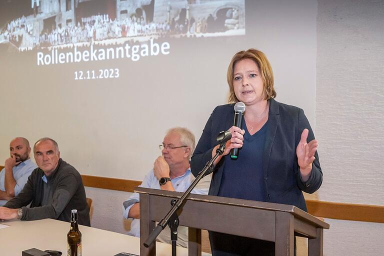 Bürgermeisterin Simone Seufert verkündet, dass die Anwohnerinnen und Anwohner gegen den Genehmigungsbescheid der Gemeinde für die Passion 2024 Klage eingereicht haben. Mit im Bild der Vorstand des Passionsspielvereins: (von links) Johannes Gessner, Dieter Mergenthal und Norbert Mergenthal.