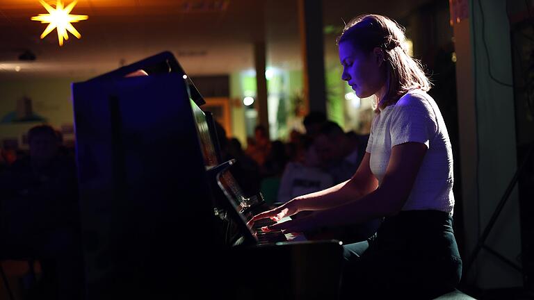 Julia Röll verzauberte die Zuhörer beim Adventskonzert am Klavier. Julia Röll verzauberte die Zuhörer beim Adventskonzert am Klavier.