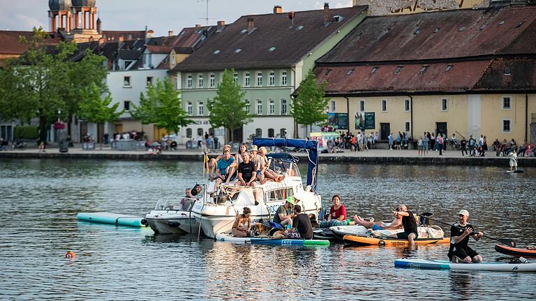 Zu Lande und zu Wasser saßen im vergangenen Sommer die Zaungäste bei den Konzerten am Kitzinger Stadtbalkon – sehr zum Ärger von Stadt und Veranstalter. Zu Lande und zu Wasser saßen im vergangenen Sommer die Zaungäste bei den Konzerten am Kitzinger Stadtbalkon – sehr zum Ärger von Stadt und Veranstalter.