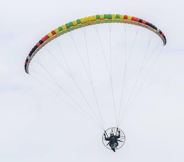 Peter Gick im Landeanflug mit seinem Motorgleitschirm. Der Motor ist schon abgeschaltet.