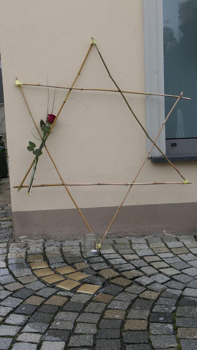 Auch in der Hauptstraße wurde an die Opfer der Judenverfolgung im Dritten Reich erinnert. Auch in der Hauptstraße wurde an die Opfer der Judenverfolgung im Dritten Reich erinnert.