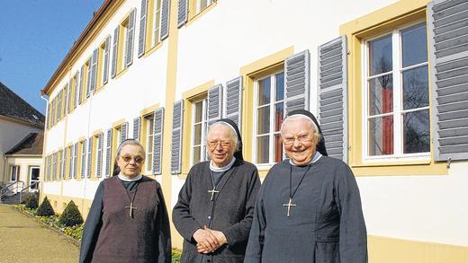 Abschied von Bad Bocklet: Nach Jahren hingebungsvoller Arbeit im Caritas-Kurhaus in Bad Bocklet ziehen sich (von links) Schwester Jazintha, Schwester Oberin Marisstella und Schwester Christhilde zurück.