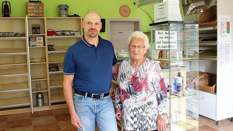 Ladenbesitzer Michael Vent führt die Tradition der Familie  Gerhard weiter. Helma Betz musste aus gesundheitlichen Gründen aufhören.  Julia Raab       -  Ladenbesitzer Michael Vent führt die Tradition der Familie  Gerhard weiter. Helma Betz musste aus gesundheitlichen Gründen aufhören.  Julia Raab
