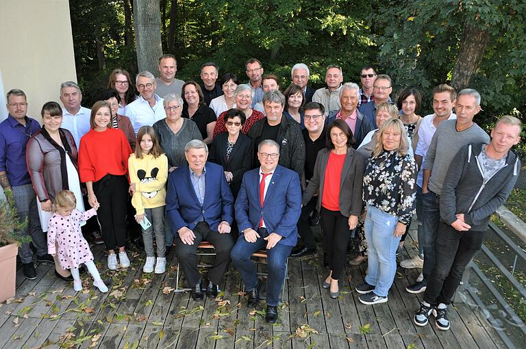Firmenleitung, Familienmitglieder, derzeitige und ehemalige Mitarbeiter und langjährige Geschäftspartner feierten gemeinsam das 75-jährige Firmenjubiläum der Böhner Bau GmbH + Co. KG. Firmenleitung, Familienmitglieder, derzeitige und ehemalige Mitarbeiter und langjährige Geschäftspartner feierten gemeinsam das 75-jährige Firmenjubiläum der Böhner Bau GmbH + Co. KG.