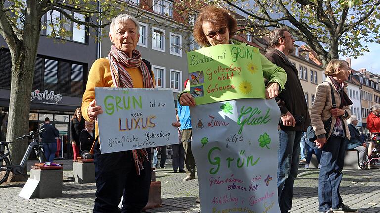 Diese Demonstrantinnen fordern den Erhalt der grünen Lunge.