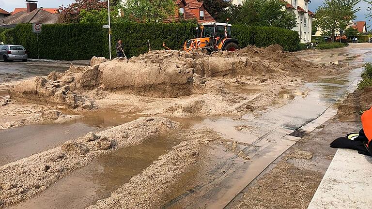 Drei Feuerwehren &ndash; aus Niederwerrn, Poppenhausen und Oberwerrn &ndash; waren am Tag nach dem Unwetter in Niederwerrn mit den Aufräumarbeiten beschäftigt.