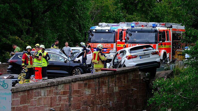 Zu einem Frontalzusammenstoß zweier Autos bei Untereschenbach wurden Polizei und Rettungskräfte am Freitag gerufen.