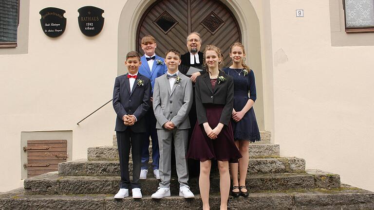 Pfarrer Simon Gahr mit den Sickershäuser Konfirmanden 2024: Ben Brühler, Janosch Heinkel, Enrico Güldner sowie Felicity und Olivia Huber. Pfarrer Simon Gahr mit den Sickershäuser Konfirmanden 2024: Ben Brühler, Janosch Heinkel, Enrico Güldner sowie Felicity und Olivia Huber.