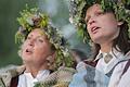 Selbstgeflochtene Kränze gehören zur Sommersonnenwende in Lettland dazu - Singen auch. Foto: Stiftung Maras loks       -  Wann ist Sommeranfang 2024? Selbstgeflochtene Kränze gehören zur Sommersonnenwende in Lettland dazu - Singen auch.