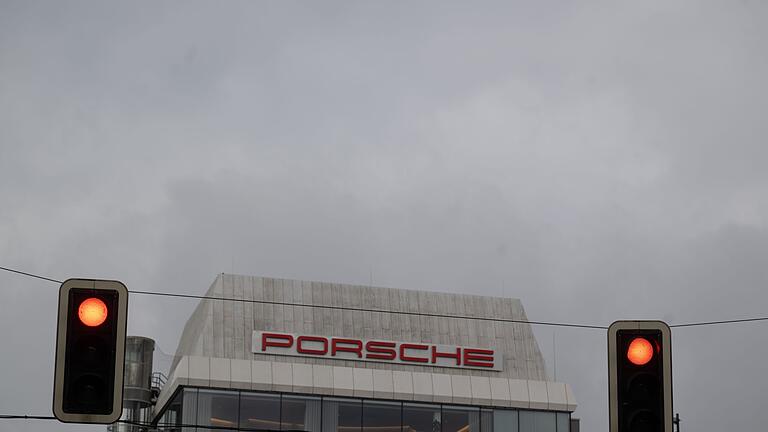 Porsche AG       -  Porsche setzt den Rotstift an - und will rund 1.900 Stellen streichen.