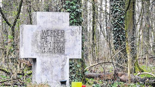 Mahnmal: Das Grab von Werner Bettag im Ochsenfurter Forst erinnert an den sinnlosen Kampf junger deutscher Soldaten gegen die anrückenden US-Truppen. Ochsenfurter Bürger kümmern sich um die Pflege. Mahnmal: Das Grab von Werner Bettag im Ochsenfurter Forst erinnert an den sinnlosen Kampf junger deutscher Soldaten gegen die anrückenden US-Truppen. Ochsenfurter Bürger kümmern sich um die Pflege.