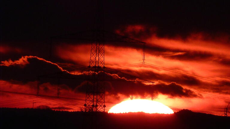 Wow, was ein Sonnenuntergang. Gesehen am 3. Februar über Erlach (aufgenommen zwischen Sulzfeld und Erlach).