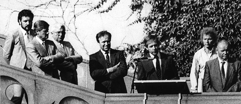 Kurt Petzold bei einer Demo gegen das Kernkraftwerk im Rathausinnenhof. Mit MdB Rudolf Müller, Bürgermeister Herbert Müller und MdL Werner Hollwich (von links). Kurt Petzold bei einer Demo gegen das Kernkraftwerk im Rathausinnenhof. Mit MdB Rudolf Müller, Bürgermeister Herbert Müller und MdL Werner Hollwich (von links). 