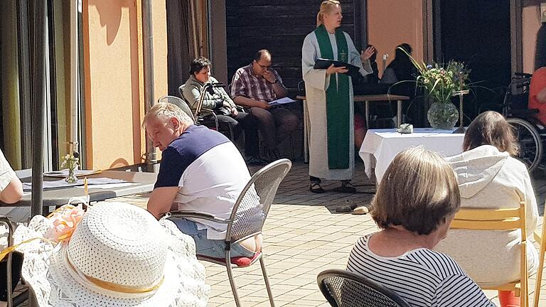 Den Jubiläumsgottesdienst zum 15-jährigen Bestehen feierte Diakonin Katrin Schiller zusammen mit den Bewohnern und Mitarbeitenden. Den Jubiläumsgottesdienst zum 15-jährigen Bestehen feierte Diakonin Katrin Schiller zusammen mit den Bewohnern und Mitarbeitenden.