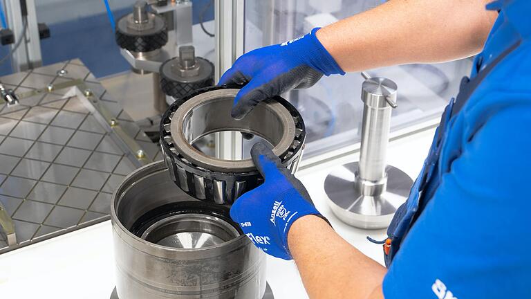 Seit dem russischen Überfall auf die Ukraine stehen zum Beispiel die Maschinen im SKF-Werk in Luzk still. Unser Foto zeigt die Aufarbeitung eines Radsatzlagers im Werk in Schweinfurt. Seit dem russischen Überfall auf die Ukraine stehen zum Beispiel die Maschinen im SKF-Werk in Luzk still. Unser Foto zeigt die Aufarbeitung eines Radsatzlagers im Werk in Schweinfurt.