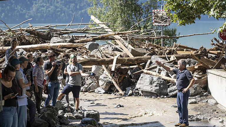 Unwetter in Brienz - Nachbarn begutachten ungläubig die Schäden in Brienz. Unwetter in Brienz - Nachbarn begutachten ungläubig die Schäden in Brienz.