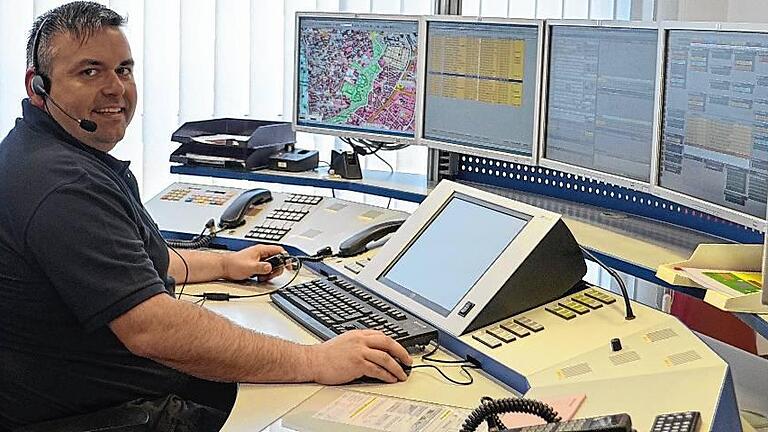 Joachim Neuland nimmt als Disponent in der Integrierten Leitstelle Würzburg zahlreiche Notrufe entgegen. Mit fünf Bildschirmen behält er den Überblick. Joachim Neuland nimmt als Disponent in der Integrierten Leitstelle Würzburg zahlreiche Notrufe entgegen. Mit fünf Bildschirmen behält er den Überblick.