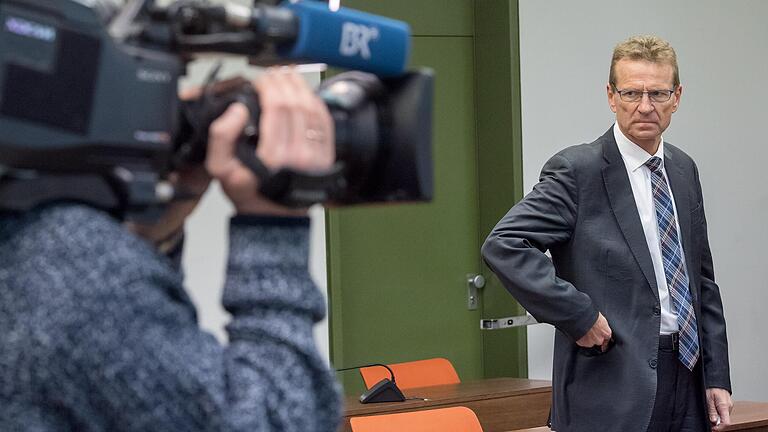 Günther Felbinger, hier im März 2018 im Gerichtssaal, will seine politische Karriere zumindest als Stadtrat in Gemünden fortsetzen und hat auch eine Bürgermeisterkandiadtur nicht ausgeschlossen. Günther Felbinger, hier im März 2018 im Gerichtssaal, will seine politische Karriere zumindest als Stadtrat in Gemünden fortsetzen und hat auch eine Bürgermeisterkandiadtur nicht ausgeschlossen.