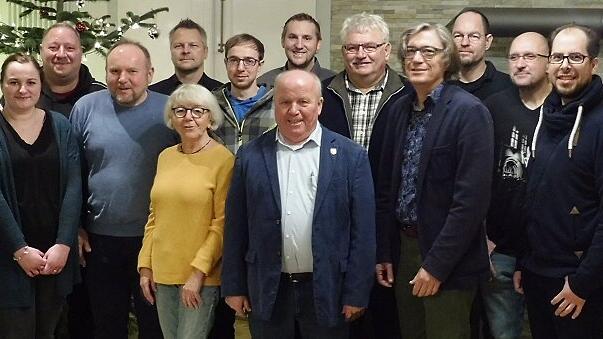 Karl-Heinz Kandler (Mitte) möchte auch in der kommenden Wahlperiode Bürgermeister von Kirchlauter bleiben. Er wurde von der SPD nominiert, auch die Kandidaten, die sich um ein Mandat im Gemeinderat bewerben, stehen fest. Karl-Heinz Kandler (Mitte) möchte auch in der kommenden Wahlperiode Bürgermeister von Kirchlauter bleiben. Er wurde von der SPD nominiert, auch die Kandidaten, die sich um ein Mandat im Gemeinderat bewerben, stehen fest.