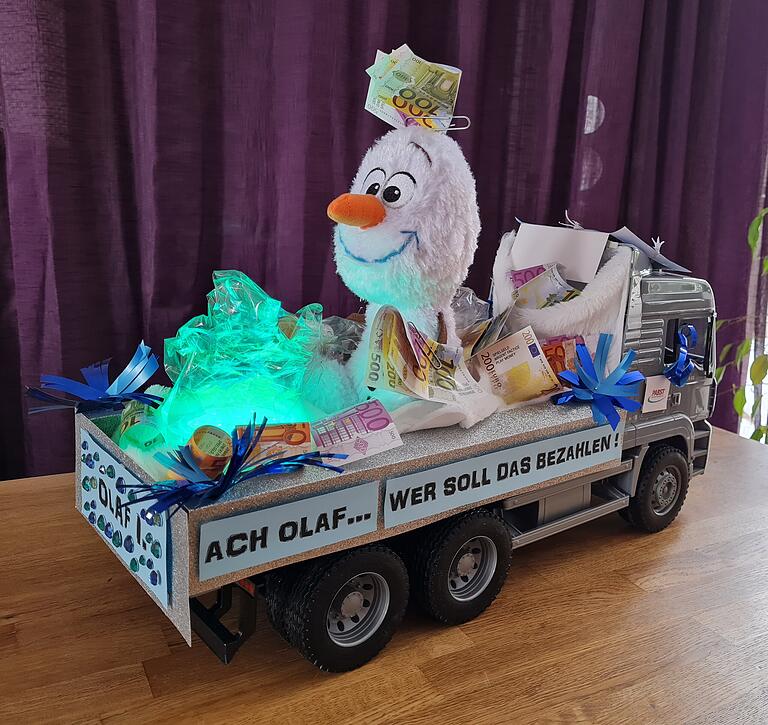 Helau und Olaaaf: Dieser Wagen ist eindeutig von der momentanen Kältewelle inspiriert. Helau und Olaaaf: Dieser Wagen ist eindeutig von der momentanen Kältewelle inspiriert.