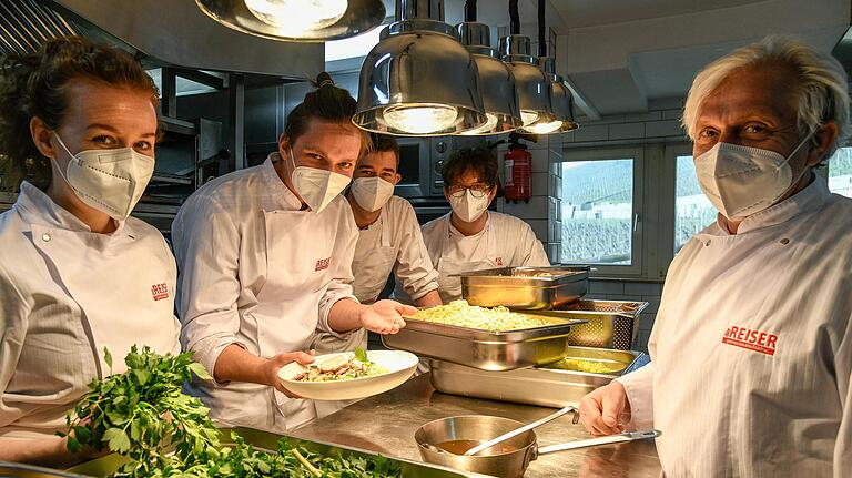 Bernhard Reiser mit Auszubildenden in seinem Restaurant in Würzburg Am Stein.