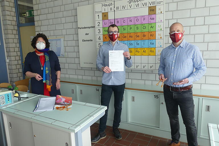 Die Chemie hat gestimmt: Jugend forscht-Landessieger Lukas Dellermann im Labor des AvH-Gymnasiums, zusammen mit der stellvertretenden Schulleiterin Maria Vollmuth und Naturwissenschafts-Fachlehrer Frank Baier.