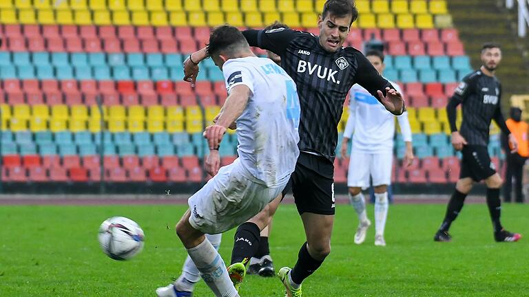 Verlässt die Würzburger Kickers: Vladimir Nikolov (rechts), hier im Duell mit Jakob Lewald (Viktoria Berlin) Verlässt die Würzburger Kickers: Vladimir Nikolov (rechts), hier im Duell mit Jakob Lewald (Viktoria Berlin)