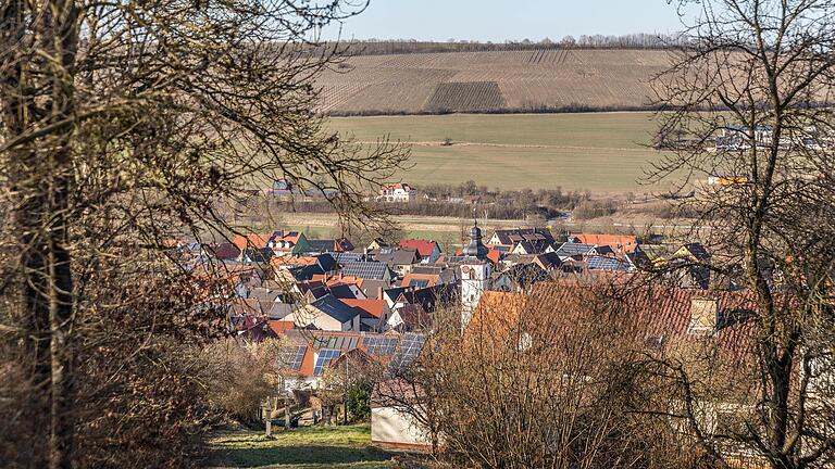 Blick vom Brunnenberg auf Tauberrettersheim. Blick vom Brunnenberg auf Tauberrettersheim.
