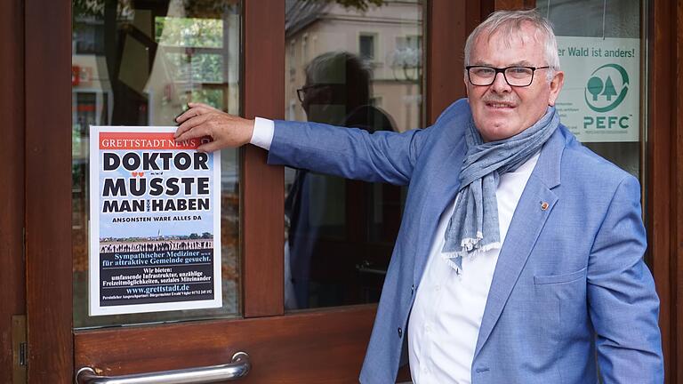Auf der Zielgeraden seiner Amtszeit: Grettstadts Bürgermeister Ewald Vögler (hier bei einer Plakataktion zur Hausarztsuche) hat auf eine mögliche Wiederwahl am kommenden Sonntag verzichtet. Drei Personen wollen ihm nachfolgen.