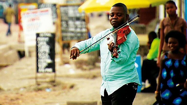 Der Film „Kinshasa Symphonie“ begleitet einige Musiker des Orchestre Symphonique Kimbanguiste, das einzige Symphonieorchester in Zentralafrika, auf deren Weg zum Konzert.