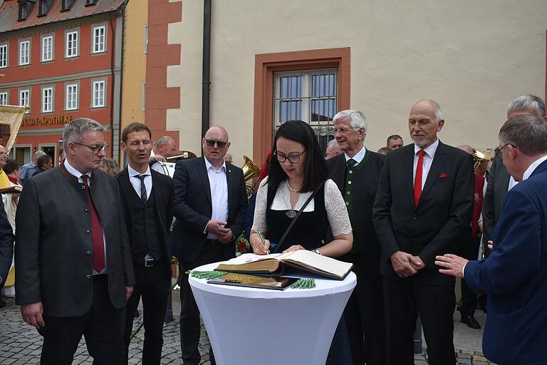 Die rumänische Generalkonsulin in München, Miheia-Malina Diculescu-Blebea, trug sich in das Goldene Buch der Stadt Gerolzhofen ein.