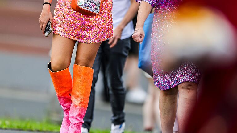 Konzert der Sängerin Taylor Swift - Gelsenkirchen       -  Cowboyboots gehören bei vielen &bdquo;Swifties&rdquo; zum Outfit dazu.