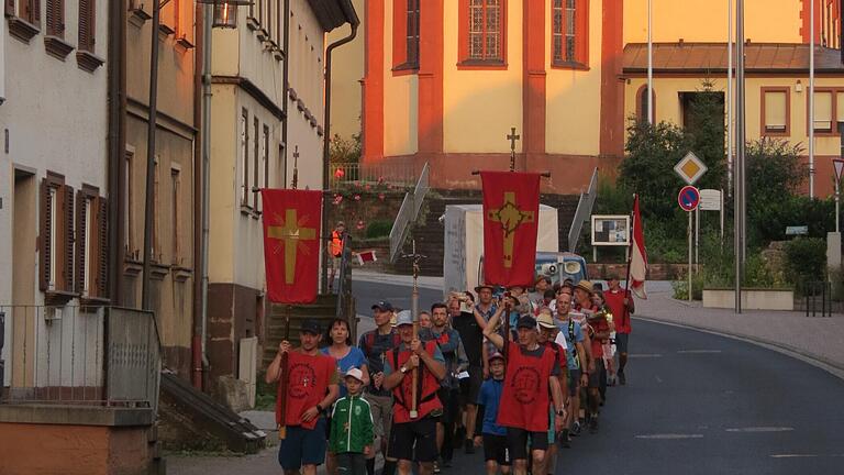 : Immer wieder bewegend, wenn sich die Wallfahrtsgruppe auf den Weg macht - : Immer wieder bewegend, wenn sich die Wallfahrtsgruppe auf den Weg macht : Immer wieder bewegend, wenn sich die Wallfahrtsgruppe auf den Weg macht - : Immer wieder bewegend, wenn sich die Wallfahrtsgruppe auf den Weg macht