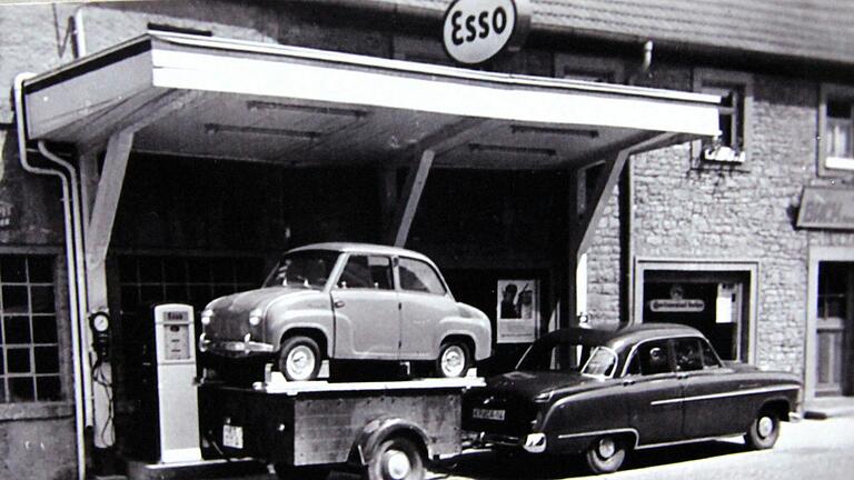 Auto-Back hatte vor 70 Jahren eine Goggomobil-Vertretung. Auf einem Hänger steht ein Goggo-Kleinstmobil vor der Esso-Tankstelle. Zugfahrzeug war das erste Taxi im Landkreis. Auto-Back hatte vor 70 Jahren eine Goggomobil-Vertretung. Auf einem Hänger steht ein Goggo-Kleinstmobil vor der Esso-Tankstelle. Zugfahrzeug war das erste Taxi im Landkreis.