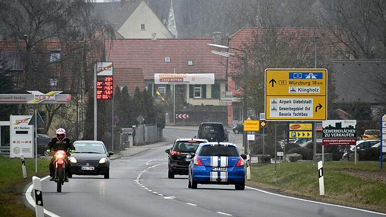 Giebelstadter Bürgerinnen und Bürger fordern seit Jahrzehnten eine Ortsumfahrung. Doch der Bau einer solchen Umgehungsstraße stand seit langem auf der Kippe und ist mit einem neuen Gutachten noch weiter in die Ferne gerückt. Giebelstadter Bürgerinnen und Bürger fordern seit Jahrzehnten eine Ortsumfahrung. Doch der Bau einer solchen Umgehungsstraße stand seit langem auf der Kippe und ist mit einem neuen Gutachten noch weiter in die Ferne gerückt. 