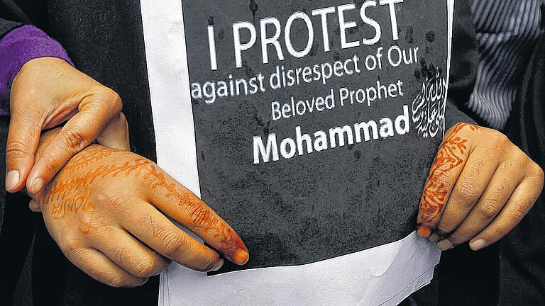 Weltweite Empörung: Eine Muslimin protestiert in Srinagar (Indien) gegen die „Respektlosigkeit gegenüber unserem geliebten Propheten Mohammed“. Weltweite Empörung: Eine Muslimin protestiert in Srinagar (Indien) gegen die „Respektlosigkeit gegenüber unserem geliebten Propheten Mohammed“.