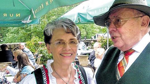 Große Feier: Elfriede Endres feierte ihren 70. Geburtstag zusammen mit ihrem Ehemann Heribert Endres (rechts) und rund 100 Gästen in der Buchenmühle von Mariabuchen.