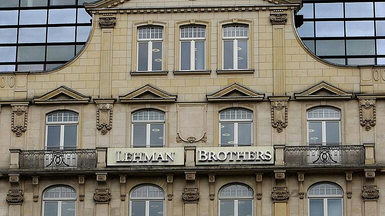 Lehman Brothers in Frankfurt - Die Investmentbank Lehman Brothers hat Wurzeln in Unterfranken und war mit ihrer Deutschlandzentrale in Frankfurt vertreten (Archivbild). Die Lehman-Pleite von 2008 und die folgende weltweite Finanzkrise hat die mainfränkische Wirtschaft nur begrenzt getroffen. Lehman Brothers in Frankfurt - Die Investmentbank Lehman Brothers hat Wurzeln in Unterfranken und war mit ihrer Deutschlandzentrale in Frankfurt vertreten (Archivbild). Die Lehman-Pleite von 2008 und die folgende weltweite Finanzkrise hat die mainfränkische Wirtschaft nur begrenzt getroffen.