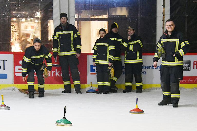 Gar nicht so einfach: Das zielen und schießen mit dem Eisstock. Die teilnehmenden Mannschaften hatten gut geübt.