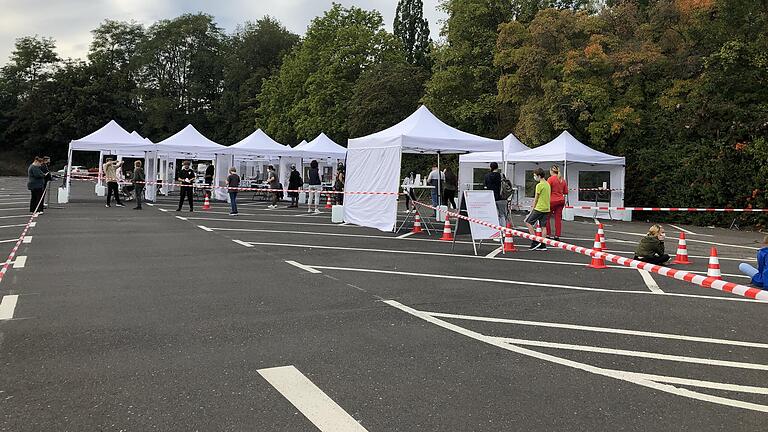 Am Mittwoch wurde die Corona-Teststation auf dem Parkplatz am Dallenbergbad nochmals aufgebaut. Schüler des Röntgen-Gymnasiums wurden erneut getestet sowie Angehörige anderer Schulen. Am Mittwoch wurde die Corona-Teststation auf dem Parkplatz am Dallenbergbad nochmals aufgebaut. Schüler des Röntgen-Gymnasiums wurden erneut getestet sowie Angehörige anderer Schulen. 