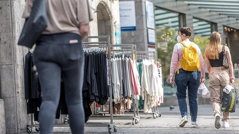 Öffnungen im Würzburger Handel sind frühestens ab Freitag und nicht wie angenommen ab Donnerstag möglich. Öffnungen im Würzburger Handel sind frühestens ab Freitag und nicht wie angenommen ab Donnerstag möglich.