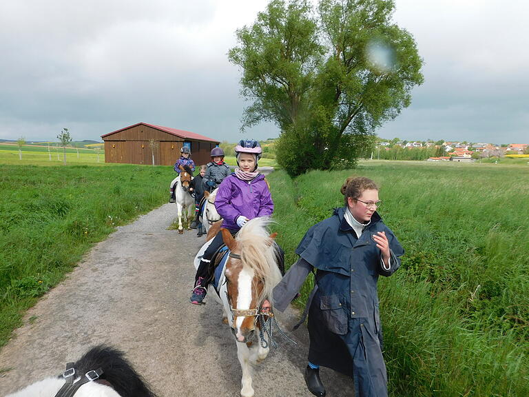 Ferienkinder erkunden mit dem Pony die Umgebung von Großeibstadt.